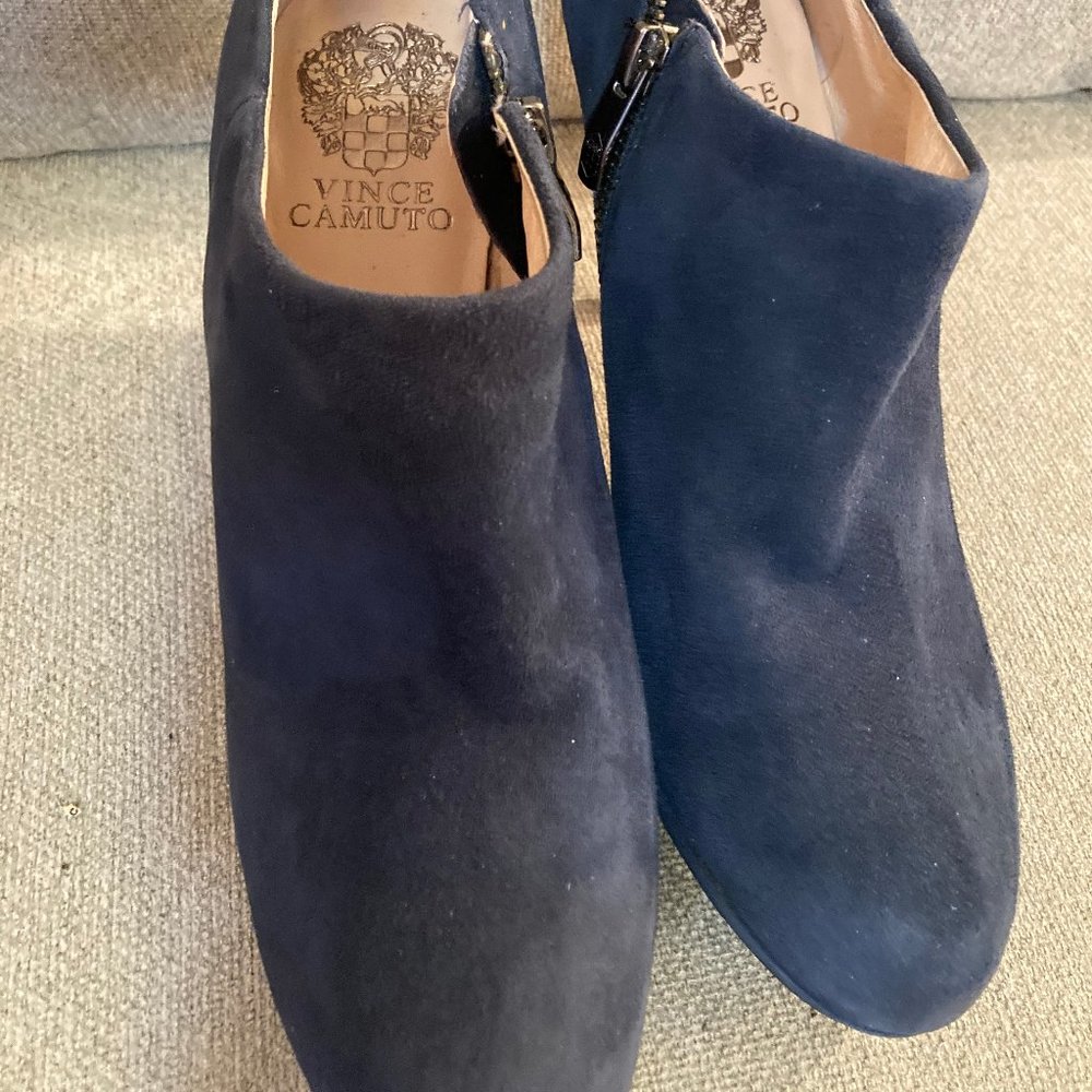 NAVY SUEDE PLATFORM VINCE CAMUTO BOOTIES 7.5M